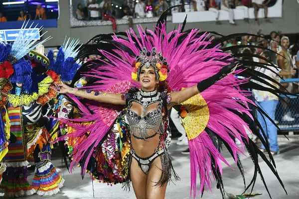 Rio de Janeiro, Brezilya, 19 Şubat 2023. Rio de Janeiro 'daki karnaval sırasında, özel grubun samba okullarının geçit töreni..