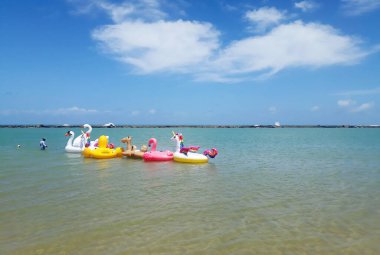Maceio, Brezilya, 5 Ekim 2023. Brezilya 'nın kuzeydoğu bölgesindeki Alagoas eyaletinde bulunan Barra de So Miguel plajında turistler için şamandıralar..