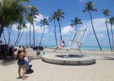 Maceio, Brezilya, 5 Ekim 2023. Turistik bölge: Brezilya 'nın kuzeydoğu bölgesinde yer alan Maceio şehrinin Ponta Verde mahallesindeki dev sandalye..