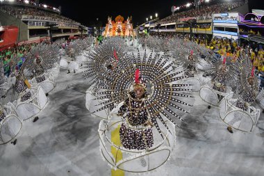 Rio de Janeiro, Brezilya, 22 Nisan 2022. Altın serisi samba okullarının geçit törenleri, Rio de Janeiro 'daki karnaval sırasında.