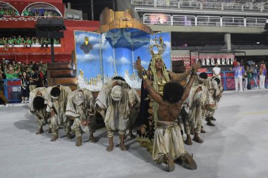 Rio de Janeiro, Brezilya, 22 Nisan 2022. Altın serisi samba okullarının geçit törenleri, Rio de Janeiro 'daki karnaval sırasında.