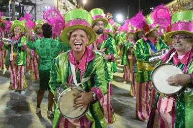 Rio de Janeiro, Brezilya, 22 Nisan 2022. Altın serisi samba okullarının geçit törenleri, Rio de Janeiro 'daki karnaval sırasında.
