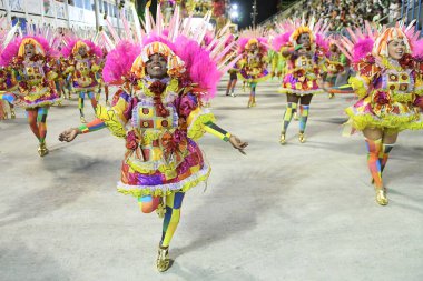 Rio de Janeiro, Brezilya, 22 Nisan 2022. Altın serisi samba okullarının geçit törenleri, Rio de Janeiro 'daki karnaval sırasında.