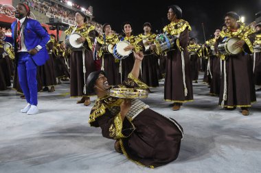 Rio de Janeiro, Brezilya, 22 Nisan 2022. Altın serisi samba okullarının geçit törenleri, Rio de Janeiro 'daki karnaval sırasında.