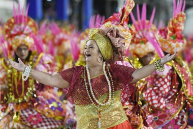 Rio de Janeiro, Brezilya, 22 Nisan 2022. Altın serisi samba okullarının geçit törenleri, Rio de Janeiro 'daki karnaval sırasında.