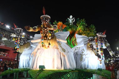 Rio de Janeiro, Brezilya, 22 Nisan 2022. Altın serisi samba okullarının geçit törenleri, Rio de Janeiro 'daki karnaval sırasında.