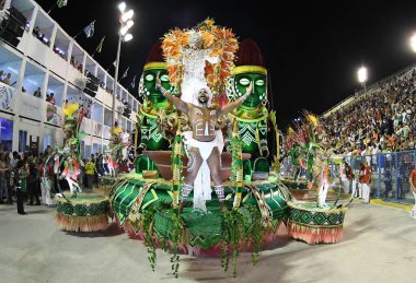 Rio de Janeiro, Brezilya, 22 Nisan 2022. Altın serisi samba okullarının geçit törenleri, Rio de Janeiro 'daki karnaval sırasında.