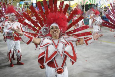 Rio de Janeiro, Brezilya, 22 Nisan 2022. Altın serisi samba okullarının geçit törenleri, Rio de Janeiro 'daki karnaval sırasında.