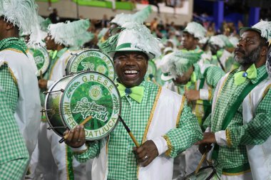Rio de Janeiro, Brezilya, 22 Nisan 2022. Altın serisi samba okullarının geçit törenleri, Rio de Janeiro 'daki karnaval sırasında.