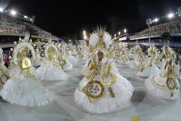 Rio de Janeiro, Brezilya, 22 Nisan 2022. Altın serisi samba okullarının geçit törenleri, Rio de Janeiro 'daki karnaval sırasında.