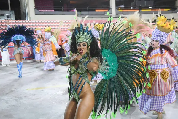 Rio de Janeiro, Brezilya, 22 Nisan 2022. Altın serisi samba okullarının geçit törenleri, Rio de Janeiro 'daki karnaval sırasında.