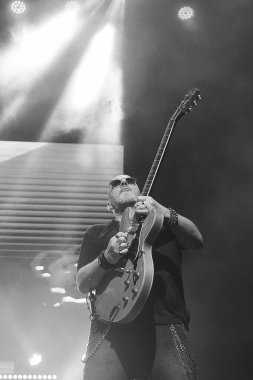 Rio de Janeiro, 10 Mayıs 2024. Rock grubu Biquini Cavado 'dan Carlos Coelho, Qualystage, Rio de Janeiro' da bir konser sırasında.