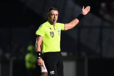 Rio de Janeiro, Brezilya, 1 Mayıs 2024 Futbol hakemi Raphael Claus, Vasco-Vitoria maçı sırasında, Brezilya şampiyonası için, So Janurio Stadyumu 'nda.