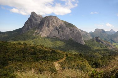Tres Picos Eyalet Parkı. Rio de Janeiro eyaletinin Nova Friburgo şehrinin dağlık bölgesinde, Serra do Mar 'da yer almaktadır.