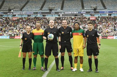Rio de Janeiro, 27 Mayıs 2024. Rio Grande do Sul 'daki sel felaketinin kurbanlarının onuruna Maracan Stadyumu' nda düzenlenen yardım maçı..