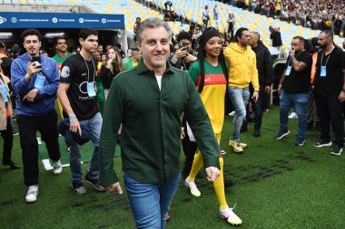 Rio de Janeiro, 27 Mayıs 2024. Televizyon sunucusu Luciano Huck, Rio Grande do Sul 'daki sel felaketinin kurbanlarının onuruna Maracan Stadyumu' nda düzenlenen yardım maçı sırasında.