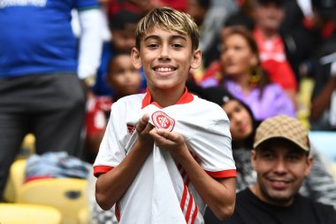 Rio de Janeiro, 27 Mayıs 2024. Futbol taraftarı, Rio Grande do Sul 'daki sel felaketinin kurbanlarının onuruna düzenlenen yardım maçı sırasında Maracan Stadyumu' nda..