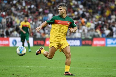 Rio de Janeiro, 27 Mayıs 2024. Rio Grande do Sul 'daki sel felaketinin kurbanlarının onuruna Maracan Stadyumu' nda düzenlenen yardım maçı..