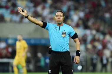 Rio de Janeiro, Brezilya, 1 Mayıs 2024. Hakem, Flamengo Amazonia 'ya karşı Maracan Stadyumu' nda oynanan Copa do Brasil maçında....