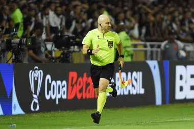 Rio de Janeiro, Brezilya, 21 Mayıs 2024. Yardımcı hakem Felipe Alan, Vasco ile Fortaleza arasındaki futbol maçında Copa do Brasil adına, So Janurio Stadyumu 'nda....
