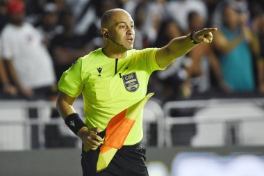 Rio de Janeiro, Brezilya, 21 Mayıs 2024. Yardımcı hakem Felipe Alan, Vasco ile Fortaleza arasındaki futbol maçında Copa do Brasil adına, So Janurio Stadyumu 'nda....
