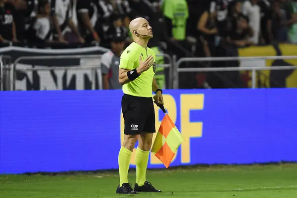 stock image Rio de Janeiro, Brazil, May 21, 2024. Assistant referee Felipe Alan, during a football match between Vasco vs Fortaleza, for the Copa do Brasil, at the So Janurio stadium.