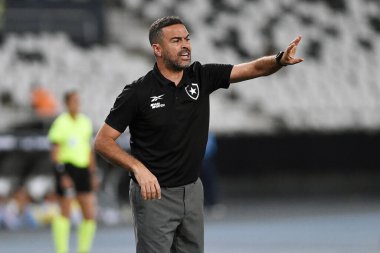 Rio de Janeiro, Brezilya, 18 Nisan 2024. Botafogo takımının futbol koçu Artur Jorge, Atltico-GO 'ya karşı Nilton Santos Stadyumu' nda oynanan maçta...