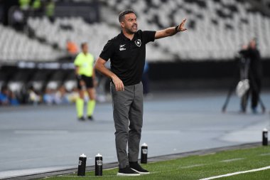 Rio de Janeiro, Brezilya, 18 Nisan 2024. Botafogo takımının futbol koçu Artur Jorge, Atltico-GO 'ya karşı Nilton Santos Stadyumu' nda oynanan maçta...