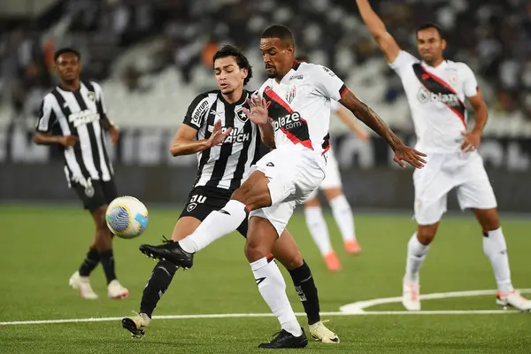 Rio de Janeiro, Brezilya, 18 Nisan 2024. Brezilya şampiyonası için Botafogo x Atltico-GO arasındaki futbol maçı, Nilton Santos Stadyumu 'nda..