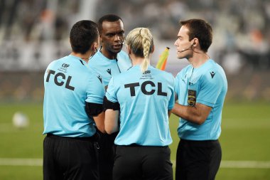 Rio de Janeiro, Brezilya, 2 Mayıs 2024. Hakem takımı, Engenho Stadyumu 'nda oynanan Copa do Brasil maçında Botafogo Vitoria' ya karşı..