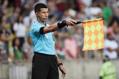 Rio de Janeiro, Brezilya, 27 Haziran 2024. Hakem yardımcısı Nailton Oliveira, Fluminense ve Vitoria takımları arasında oynanan futbol maçında, Brezilya Şampiyonası için, Maracana Stadyumu 'nda....