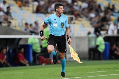 Rio de Janeiro, Brezilya, 27 Haziran 2024. Hakem yardımcısı Nailton Oliveira, Fluminense ve Vitoria takımları arasında oynanan futbol maçında, Brezilya Şampiyonası için, Maracana Stadyumu 'nda....