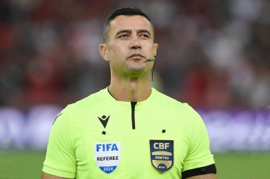 Rio de Janeiro, Brezilya, 30 Haziran 2024. Futbol hakemi Braulio da Silva Machado, Maracan Stadyumu 'ndaki Brezilya Şampiyonası' nda Flamengo x Cruzeiro takımları arasında oynanan futbol maçında....