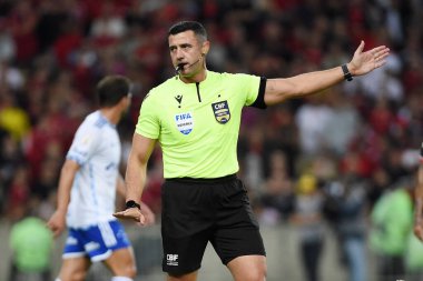 Rio de Janeiro, Brezilya, 30 Haziran 2024. Futbol hakemi Braulio da Silva Machado, Maracan Stadyumu 'ndaki Brezilya Şampiyonası' nda Flamengo x Cruzeiro takımları arasında oynanan futbol maçında....