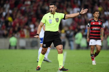 Rio de Janeiro, Brezilya, 30 Haziran 2024. Futbol hakemi Braulio da Silva Machado, Maracan Stadyumu 'ndaki Brezilya Şampiyonası' nda Flamengo x Cruzeiro takımları arasında oynanan futbol maçında....
