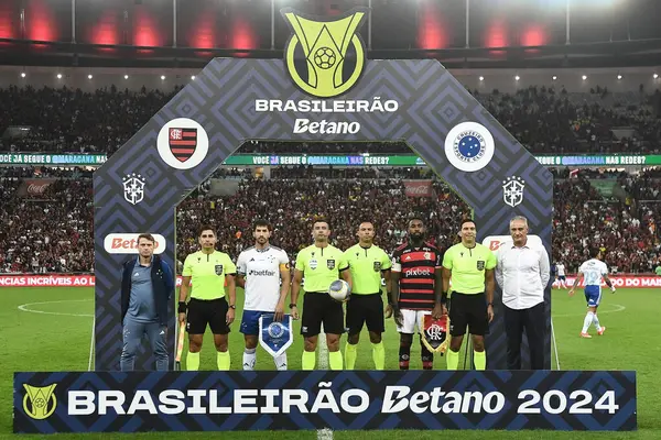 stock image Rio de Janeiro, Brazil, June 30, 2024. Soccer referee Braulio da Silva Machado, during a soccer match between the teams Flamengo x Cruzeiro, for the Brazilian Championship, at the Maracan stadium.