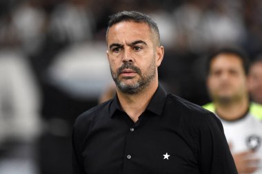 Rio de Janeiro, Brezilya, 21 Temmuz 2024. Botafogo takımının teknik direktörü Artur Jorge, 2024 Brezilya Şampiyonası için Nilton Santos Stadyumu 'nda oynanan iç saha maçında attığı golü kutluyor..