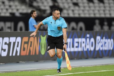 Rio de Janeiro, Brezilya, 26 Haziran 2024. Brezilya Şampiyonası 'nda Nilton Santos Stadyumu' nda oynanan Botafogo-Red Bull Bragantino maçında yardımcı hakem..