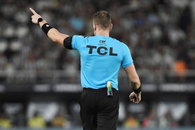 Rio de Janeiro, Brezilya, 26 Haziran 2024. Hakem Gustavo Bauermann, Brezilya Şampiyonası için Nilton Santos Stadyumu 'nda oynanan Botafogo-Red Bull Bragantino maçında....