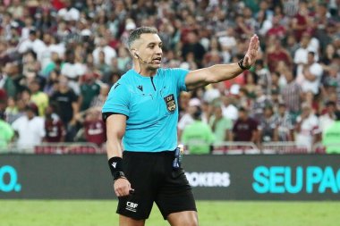 Rio de Janeiro, Brezilya, 4 Temmuz 2024. Futbol hakemi Felipe Lima, Fluminense - Internacional maçı sırasında, 2024 Brezilya Şampiyonası için Maracana Stadyumu 'nda düzenlendi..
