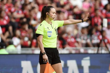 Rio de Janeiro, Brezilya, 23 Haziran 2024. Fluminense ve Flamengo takımları arasında oynanan 2024 Brezilya Şampiyonası maçında hakemler Maracan Stadyumu 'nda.