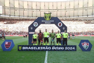 Rio de Janeiro, Brezilya, 23 Haziran 2024. Fluminense ve Flamengo takımları arasında oynanan 2024 Brezilya Şampiyonası maçında hakemler Maracan Stadyumu 'nda.