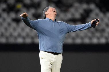 Rio de Janeiro, Brezilya, 14 Ağustos 2024. John Textor, SAF Botafogo 'nun sahibi, Nilton Santos Stadyumu' ndaki Botafogo Palmeiras maçından sonra top oynuyor..