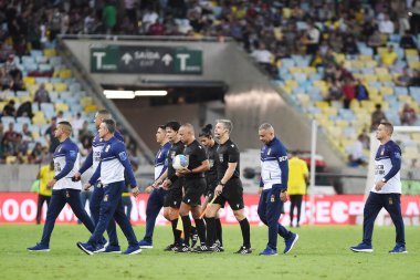 Rio de Janeiro, Brezilya, 24 Temmuz 2024. Futbol hakemleri, Fluminense ile Palmeiras arasındaki 2024 Brezilya Şampiyonası maçından sonra Maracana Stadyumu 'nda sahayı terk ediyor..