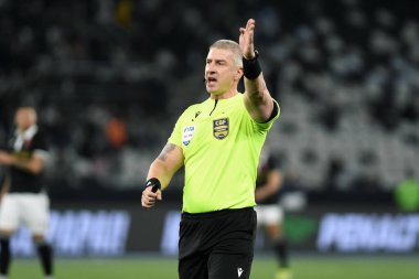 Rio de Janeiro, Brezilya, 10 Ağustos 2024. 2024 Brezilya Şampiyonası 'nda Vasco ile Fluminense arasındaki maç sırasında Nilton Santos Stadyumu' nda futbol hakemleri.