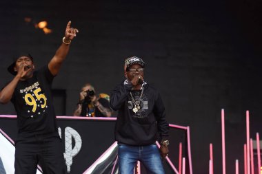 Rio de Janeiro, Brezilya, 3 Eylül 2022. MC ve funk şarkıcıları Cidinho ve Doca, Rio Rock 'ta bir gösteri sırasında.