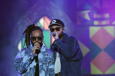 Rio de Janeiro, Brezilya, 4 Eylül 2022. Şarkıcılar ve rapçiler Emicida ve Rael, Rio Rock 'ta bir gösteri sırasında.