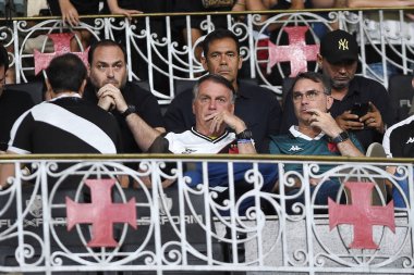 Rio de Janeiro, Brezilya, 5 Ekim 2024. Brezilya 'nın eski başkanı Jair Bolsonaro ve çocukları, Sao Januario Stadyumu' ndaki Brezilya Şampiyonası için Vasco x Juventude futbol maçını izliyorlardı..