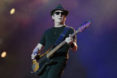 Rio de Janeiro, Brezilya, 3 Ekim 2019. Flavio Lemos, rock grubu Capital Inicial 'ın basçısı, Rio Rock' ta bir gösteri sırasında,.