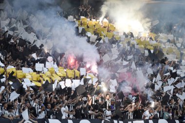 Rio de Janeiro, Brezilya, 23 Ekim 2024. Botafogo-Pearol maçı sırasında Nilton Santos Stadyumu 'nda düzenlenen Libertadores Conmebol 2024 için Botafogo taraftarları.